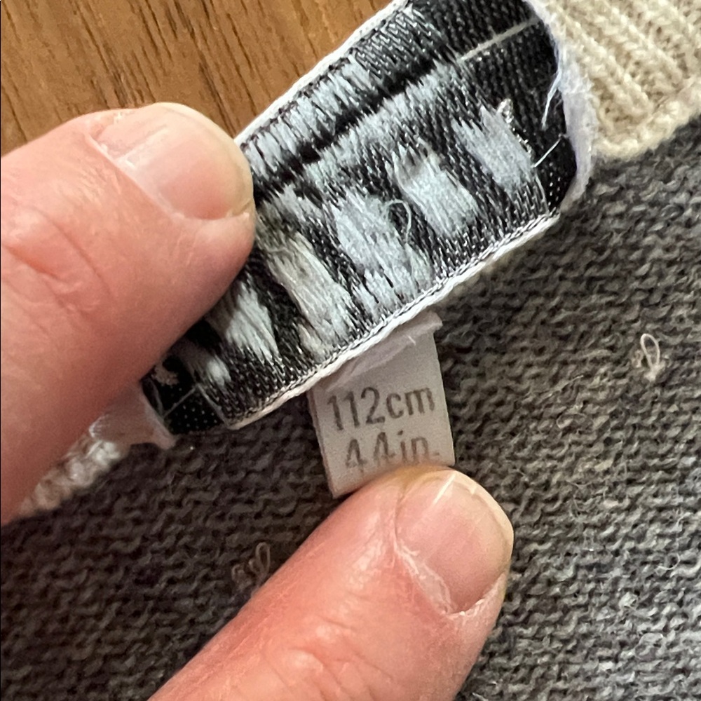 Gray V-Neck Sweater With Argyle Pattern - image 5